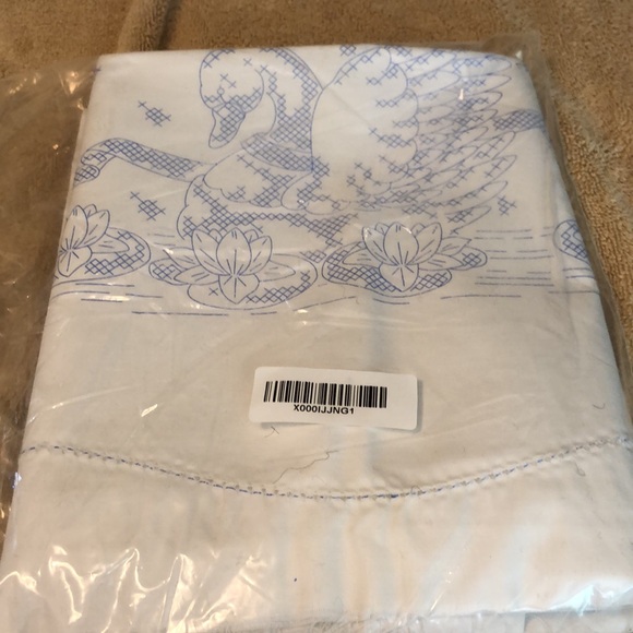 Herrschner’s Embroidery Stamped Cloth Pillowcases 9630 Swan - Picture 9 of 9